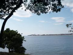 Blick zu einer Landzunge im Mittelmeer