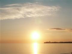Ein gelber Sonnenuntergang in Istrien