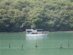 kleines Fischerboot in einer Bucht
