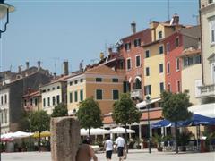 Sch�ne Farbige H�user in einer Stadt - Auch Hotels sehen oft so aus!